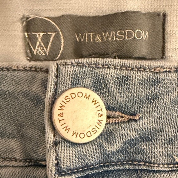 Wit Wisdom Women's Light Wash Denim Wide Leg Cropped Jeans Size 8 Lace Trim - Picture 2 of 8